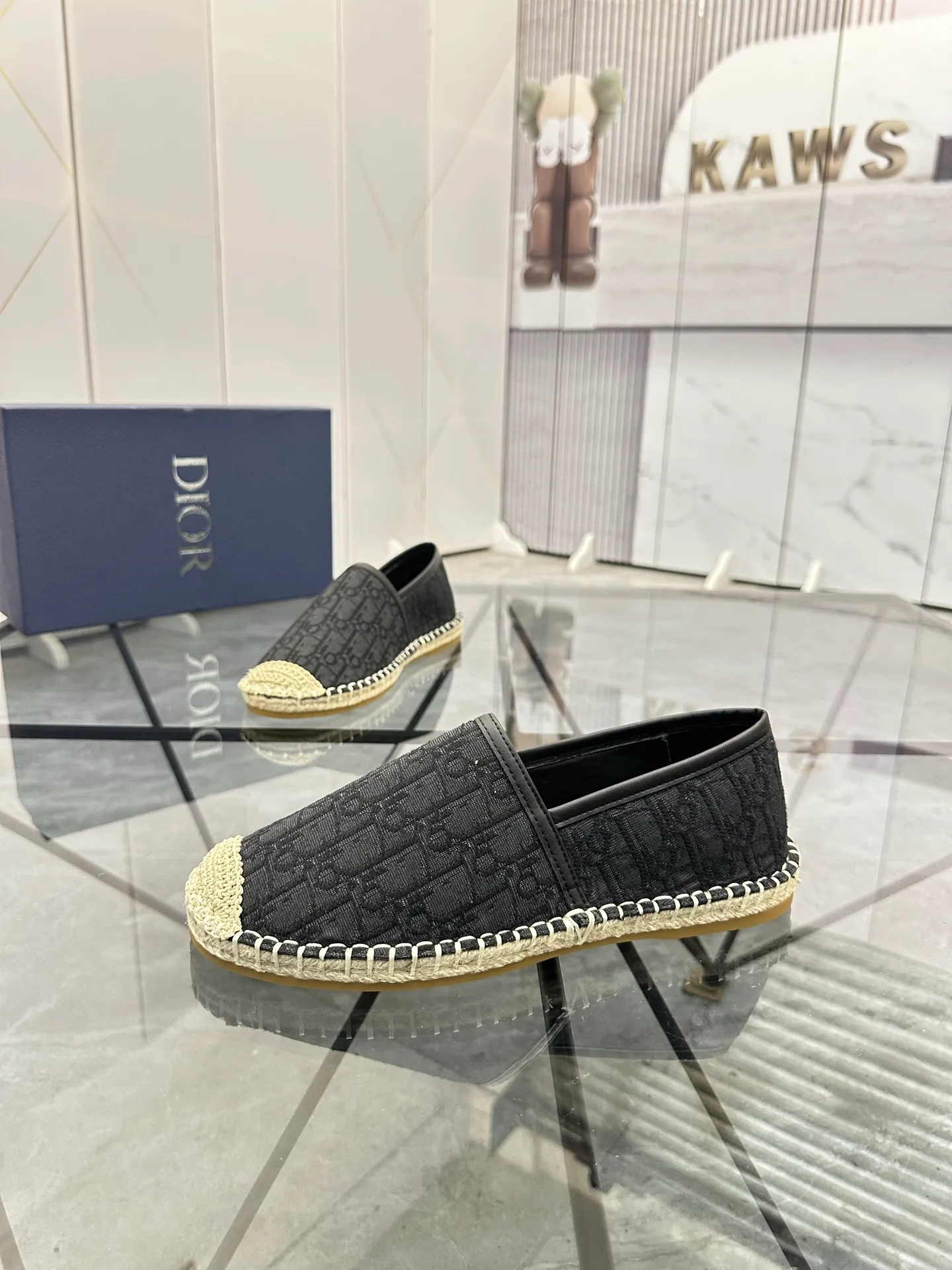 Men's shoes for sale 💰: 💰P400¥ Product trademark: Dior* "Dior*" low-top fisherman's shoes Regular size: 38-44 (can be customized to 37.45) Product materials: imported cowhide leather upper spliced ​​with original fabric, sheepskin lining, original outsole. Number: 1023